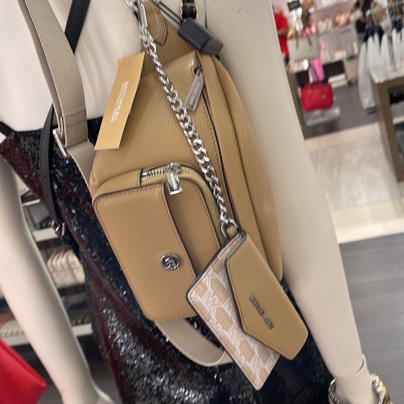 MICHAEL KORS
Maisie Large Pebbled Leather 2-in-1 Sling Pack
Camel
NWT - Picture 15 of 16